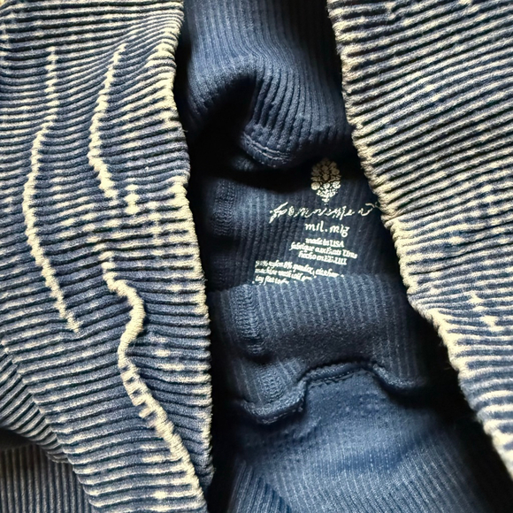 Free People High-Rise Happiness Runs Leggings NWOT NO OUTSIDE LOGO Size M/L Navy - Picture 5 of 6